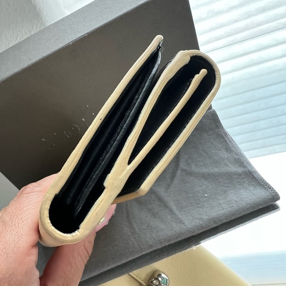 ALEXANDER MCQUEEN Light Latte Continental Card Wallet Silver Skull Closure - Picture 13 of 16